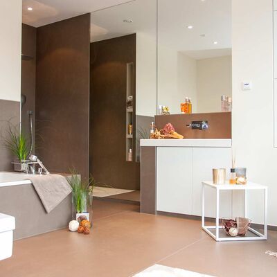 Modernes Badezimmer mit großformatigen grauen Bodenfliesen und begehbarer Dusche