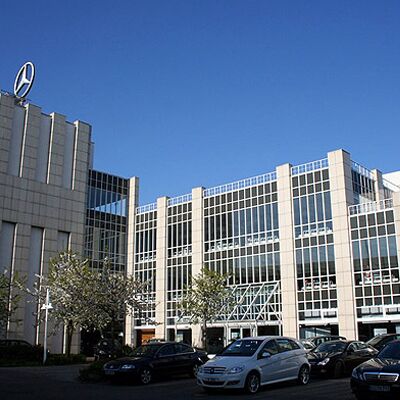 Großformatige Bodenfliesen im Verkaufs- oder Ausstellungsbereich von Mercedes-Benz Koblenz